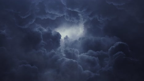 Fliegen-Durch-Dunkle-Wolken-Mit-Hellem-Licht-Am-Himmel-Und-Gewitter