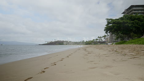 Eine-Statische-Ansicht-Von-Strandeigentumswohnungen-Und-Hotels-Auf-Maui-Mit-Wellen,-Die-Auf-Den-Strand-Krachen