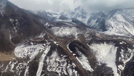 Fliegen-Durch-Das-Schroffe-Gelände-Der-Himalaya-berge-In-Nepal-Mit-Schneebedeckter-Landschaft