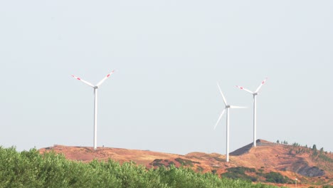 Windturbinenbau-Auf-Feld-Und-Wiese-Auf-Hügel,-Sauberes-Energiekonzept,-Kalabrien,-Italien