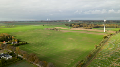 Aéreo---Campos-Agrícolas-Verdes-Y-Turbinas-Eólicas-Que-Producen-Electricidad-Verde-En-Zwartowo-Pomerania,-Polonia