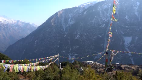Banderas-De-Oración-Ondeando-En-El-Viento-En-Las-Montañas-De-Nepal