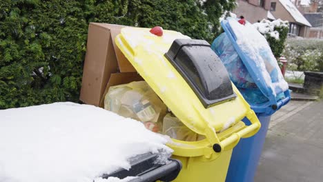 Überlaufende,-Mit-Schnee-Bedeckte-Müllcontainer-In-Der-Stadtstraße