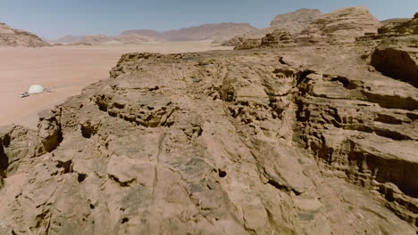 Towering-Granite-Mountains-Revealed-Bubble-Camp-Tents-In-Wadi-Rum,-Jordan
