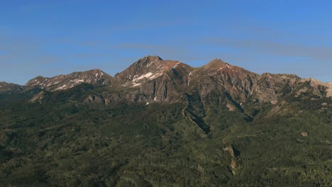 Ruby-Peak-Mountain-Cubierto-De-Exuberantes-Bosques-De-Pinos-Verdes-En-La-Base-Cerca-Del-Paso-De-Kebler,-Colorado