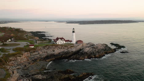 Atemberaubende-Oszillierende-Luftaufnahme-Des-Portland-Scheinwerfer-Leuchtturms-In-Portland,-Maine