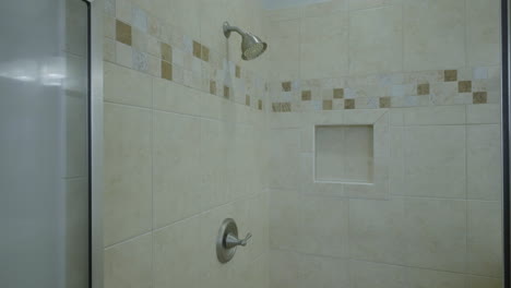 Innen-Badezimmer-Dusche-Fließendes-Wasser-Spur-Heraus