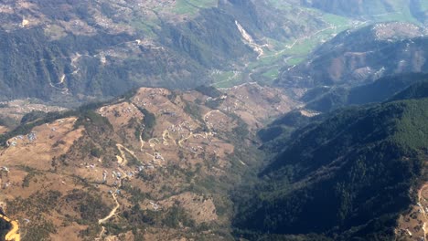 Eine-Luftaufnahme-Der-Mit-Dörfern-Und-Straßen-übersäten-Ausläufer-Nepals