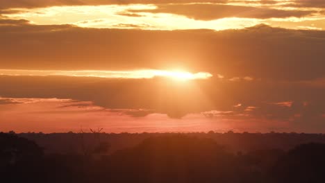 Sehr-Helle-Sonnenstrahlen-Strahlen-Hinter-Dramatischen-Wolken-Hervor-Und-Verschwinden-Dann-Während-Des-Sonnenuntergangs-über-Dem-Amazonas
