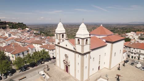 Mutterkirche-Santa-Maria-Da-Devesa,-Castelo-Do-Vide,-Portugal