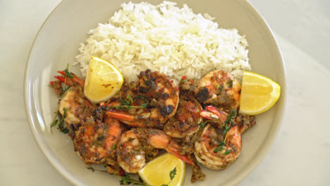 jerk-shrimps-or-grilled-shrimps-in-Jamaica-style-with-lemon-and-rice