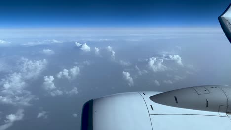 Flugzeugfensteransicht,-Die-Turbine,-Blauen-Himmel-Und-Wolken-Während-Des-Sonnigen-Tages-Zeigt