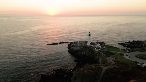Beautiful-aerial-shot-of-the-Portland-Headlight-Lighthouse-overlooking-the-sea-in-Portland,-Maine