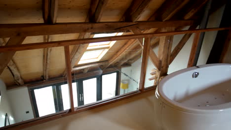 Weiße-Badewanne-Im-Schlafzimmer-Im-Dachgeschoss-Mit-Oberlichtdach