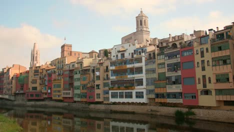 Río-Onyar-Con-Vistas-A-Las-Coloridas-Casas-Antiguas-Y-La-Catedral-En-Girona,-Cataluña,-España