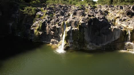 Doppelter-Wasserfall-Mit-Basaltstein