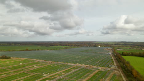 Solarpanel-Baustelle-Des-Größten-Polnischen-Bauernhofs-In-Zwartowo,-Polen---Weitwinkelaufnahme-Aus-Der-Luft