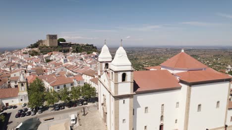 Santa-Maria-da-Devesa-church-and-old-castle-in-background,-Castelo-de-Vide-in-Portugal