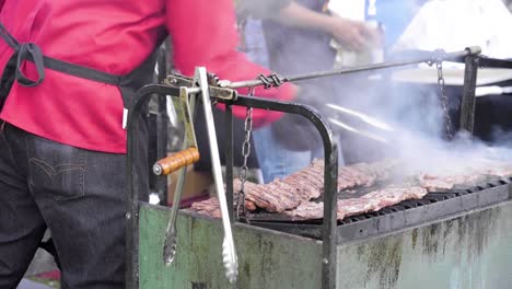 Chef-Preparando-Carne-Para-El-Servicio-De-Catering-En-Un-Evento