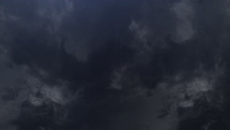 Tormenta-En-El-Cielo-Oscuro-Con-Nubes-En-Movimiento