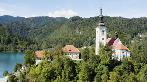 Iglesia-De-La-Madre-De-Dios-Rodeada-Por-Las-Tranquilas-Aguas-Del-Lago-Bled-En-Eslovenia
