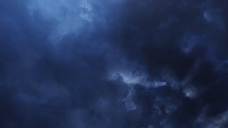 Timelapse-De-Tormenta-Eléctrica-Dentro-De-Nubes-Oscuras-En-El-Cielo