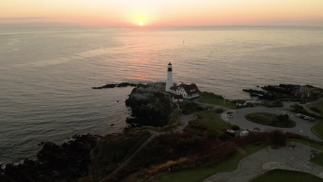 Serene-flyover-drone-shot-of-the-Portland-Headlight-in-Portland,-Maine-during-sunrise