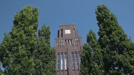 Fachada-Exterior-De-Ladrillo-Marrón-De-La-Asesinato-De-Los-Países-Bajos-Watertoren,-Una-Torre-De-Agua-Construida-En-Estilo-Arquitectónico-Art-Deco