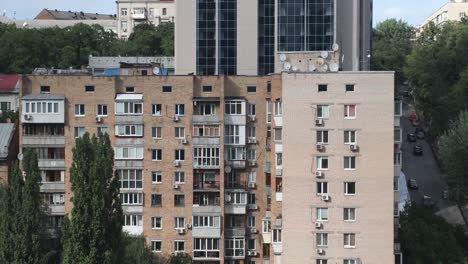 Panorama-Von-Mehrfamilienhäusern-Und-Straßenverkehr-In-Kiew,-Ukraine-Tagsüber