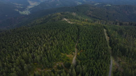 Luftbild-Von-Der-Spitze-Der-Hügel-Mit-Dem-Darunter-Liegenden-Wald-Und-Vielen-Kleineren-Gipfeln-Und-Natur