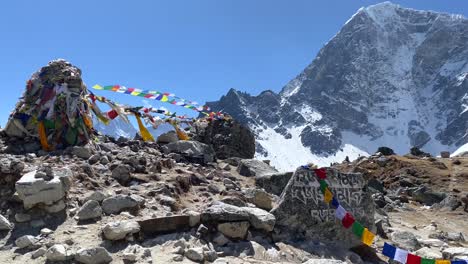 Banderas-De-Oración-Ondeando-En-El-Viento-En-La-Caminata-Hacia-El-Campamento-Base-Del-Everest-En-Las-Montañas-Del-Himalaya-De-Nepal
