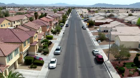 Ein-Typisches-Vorstadtviertel-Im-Las-Vegas-Valley---Fliegend-Die-Straße-Hinunter