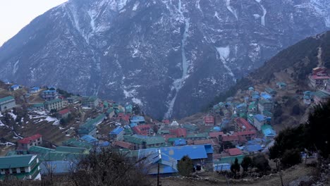 Ein-Schwenkblick-Auf-Die-Kleine-Stadt-Namche-Bazaar,-Eingebettet-In-Ein-Schüsselförmiges-Tal-In-Den-Himalaya-bergen-Von-Nepal