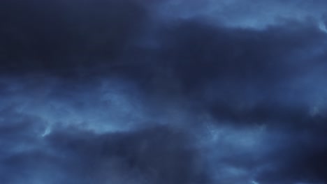 Gewitter-Am-Dunkelblauen-Himmel-Mit-Sich-Bewegenden-Wolken
