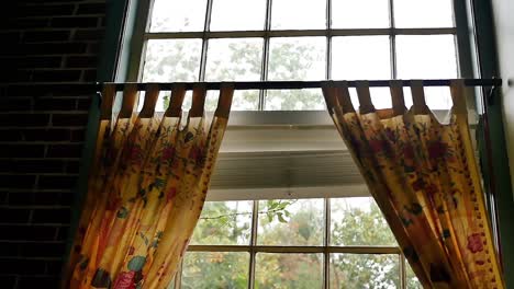 Ein-Dekoratives-Fenster-Mit-Floralen-Gelben-Vorhängen