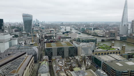Luftaufnahme-Der-Modernen-Skyline-Von-London-Und-Der-Stadttürme-An-Einem-Bewölkten-Tag-Im-Vereinigten-Königreich