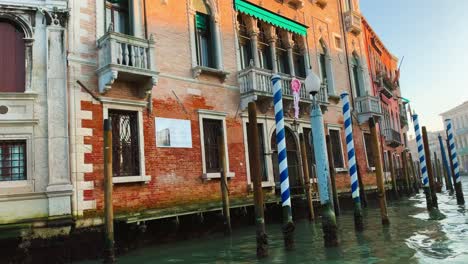 Canal-De-Venecia-Desde-Un-Barco-En-Movimiento-En-Cámara-Lenta