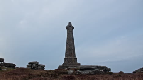 Das-Denkmal-Für-Francis-Basset-Auf-Carn-Brea-In-Cornwall---Pullback