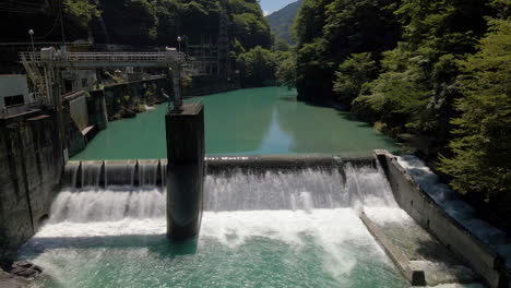 Antenne,-Die-Nach-Unten-über-Einen-Kleinen-Damm-In-Der-Präfektur-Kochi-Auf-Der-Insel-Shikoku,-Japan,-Kippt