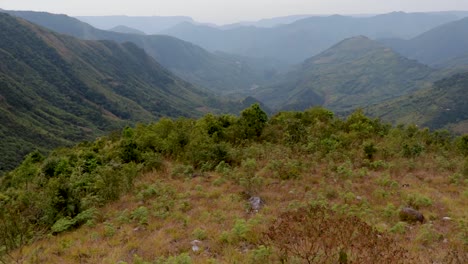 Valle-De-Montaña-Cubierto-De-Bosques-Verdes-Y-Nieblas-Por-La-Mañana-Desde-Un-ángulo-Plano