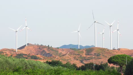 Windturbinenbau-Auf-Feld-Und-Wiese-Auf-Hügel,-Sauberes-Energiekonzept,-Kalabrien,-Italien