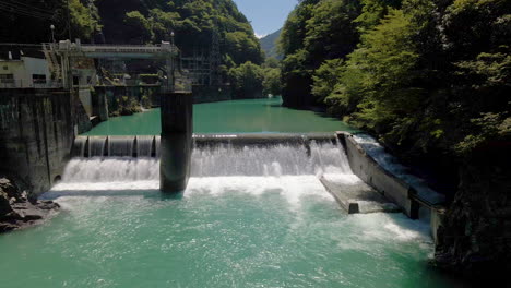 Antena-Sobre-Una-Pequeña-Presa-Y-Agua-Azul-verde-En-La-Prefectura-De-Kochi-En-La-Isla-De-Shikoku,-Japón