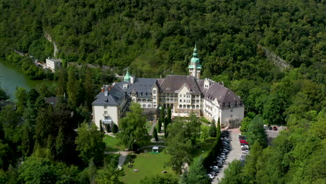 Filmische-Luftaufnahmen-Des-Schlosses-In-Lilafured,-Ungarn
