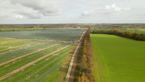 Luftrückwärtsflug-Eines-Großen-Solarparks-Während-Der-Bauphase---Landwirtschaftliches-Landschaftsfeld-Mit-Technologischer-Innovation