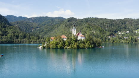 Isla-Bled-Con-Iglesia-Y-Museo-Junto-Al-Lago-Bled-Durante-El-Día-En-Eslovenia