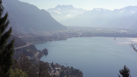 Montañas-Cubiertas-De-Nieve-De-Los-Alpes-Suizos-Con-El-Castillo-De-Chillon-Y-El-Lago-De-Ginebra