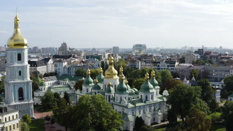 Vista-Aérea-De-La-Catedral-De-Santa-Sofía-En-Kiev,-Ucrania---Disparo-De-Drones