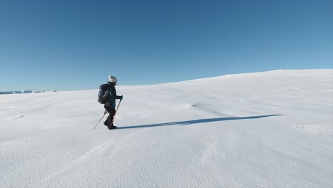 Caminando-De-Izquierda-A-Derecha-A-Lo-Largo-De-Un-Paisaje-Nevado