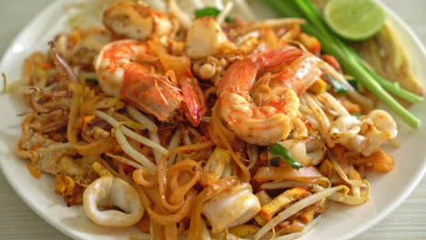 Pad-Thai-Seafood:-Fideos-Salteados-Con-Gambas,-Calamares-O-Pulpo-Y-Tofu-Al-Estilo-Tailandés.