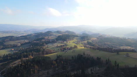 Luftaufnahme-Einer-Naturlandschaft-Voller-Hügel-Und-Wälder-An-Einem-Sonnigen-Tag